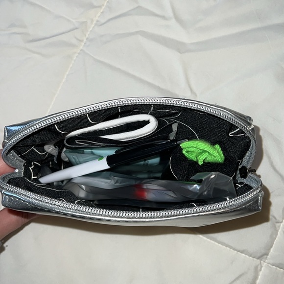 Hopper Travel Kit ✈️ - Picture 3 of 5